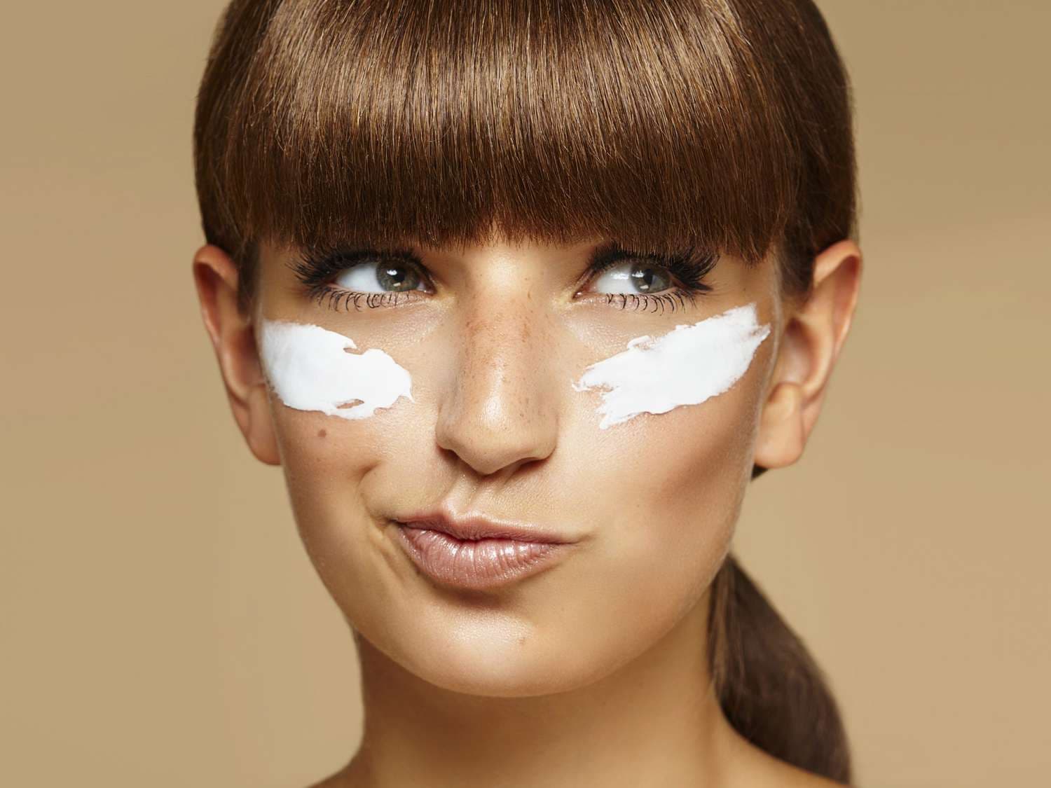 از چه سنی باید استفاده از کرم دور چشم را شروع کرد؟ از چه سنی باید استفاده از کرم دور چشم را شروع کرد؟